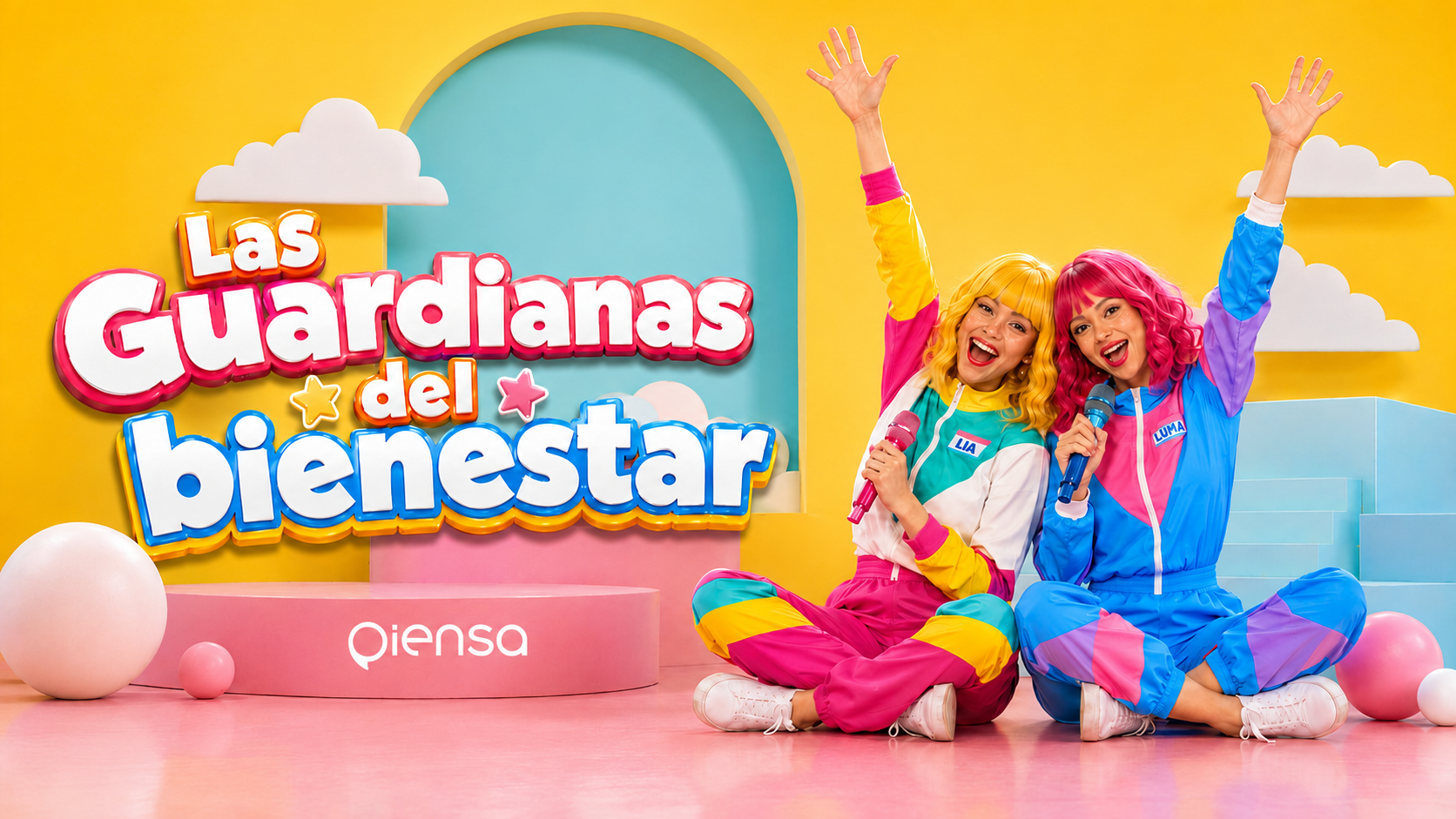 Lía y Luma, Las Guardianas del Bienestar, cantando y saludando en un escenario colorido de Piensa